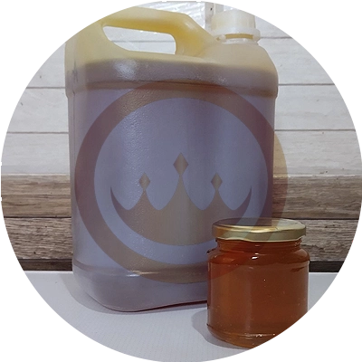 7kg bulk sized jerrycan of yemeni sidr honey next to a smaller jar filled with honey also